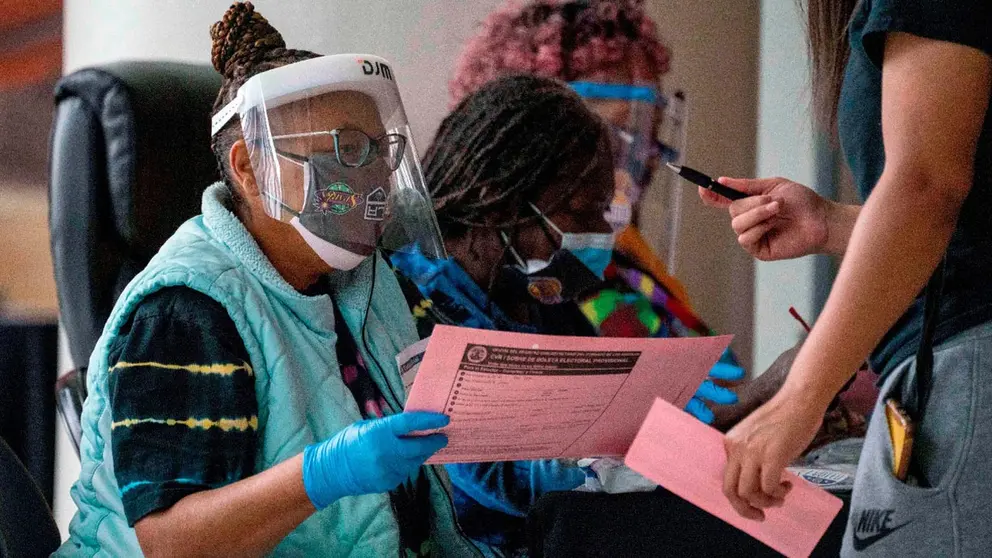 Varias personas son revisadas en California, donde se reportó un incremento de casos de coronavirus. EFE
