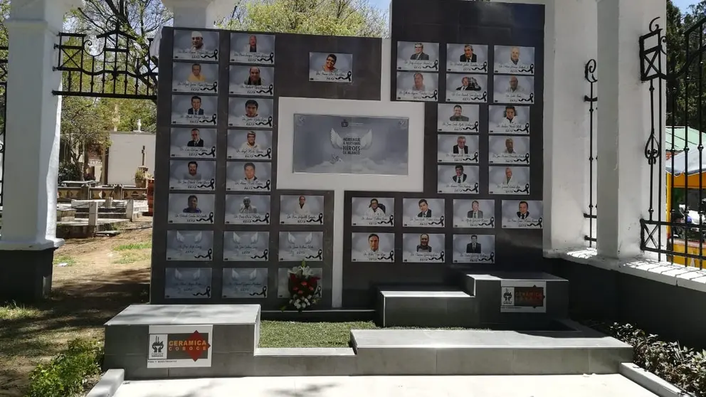 Conclusi&oacute;n del muro en homenaje a los M&eacute;dicos de Cochabamba en el cementerio. (COBOCE Cer&aacute;mica)
