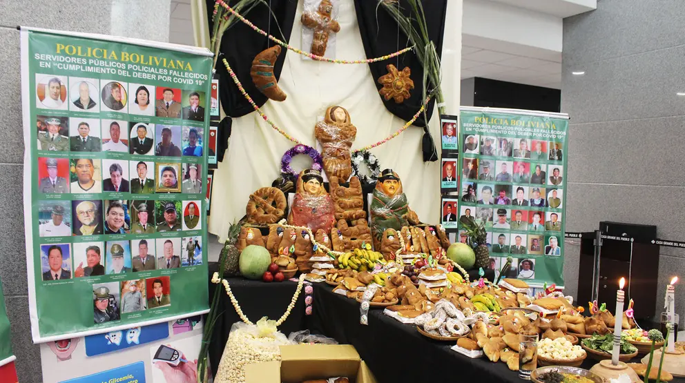 Mesa de Todos santos en la Casa Grande del Pueblo en memoria de polic&iacute;as v&iacute;ctimas del COVID-19. PETER LUNA