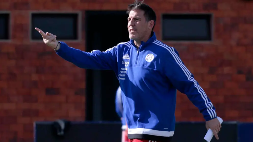Eduardo Berizzo, director técnico de Paraguay, en las prácticas. RADIONACIONAL.GOB.PY