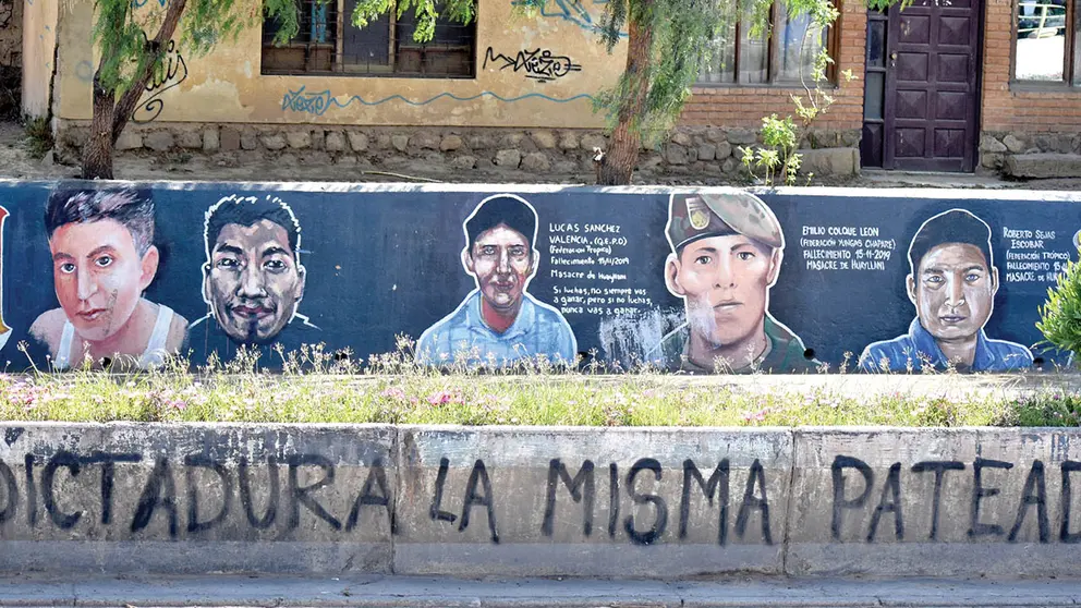 Un mural con los rostros  de las personas fallecidas en noviembre de 2019. DICO SOLÍS