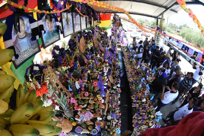 La gigantesca mesa que se arm&oacute; en Huayllani, el lugar donde 12 personas murieron en 2019. DICO SOL&Iacute;S