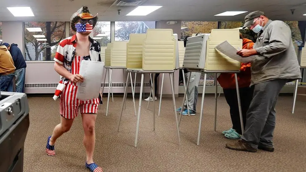 Varias personas votan de manera anticipada en un colegio electoral de Ravenna, Ohio (Estados Unidos), el pasado 29 de octubre.  EFE