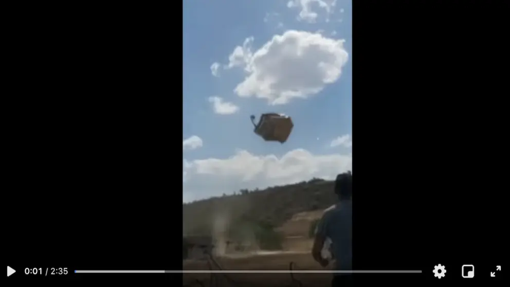 Imagen de video muestra el tobog&aacute;n a varios metros de altura en Tarata.  (Bolivia Prensa)