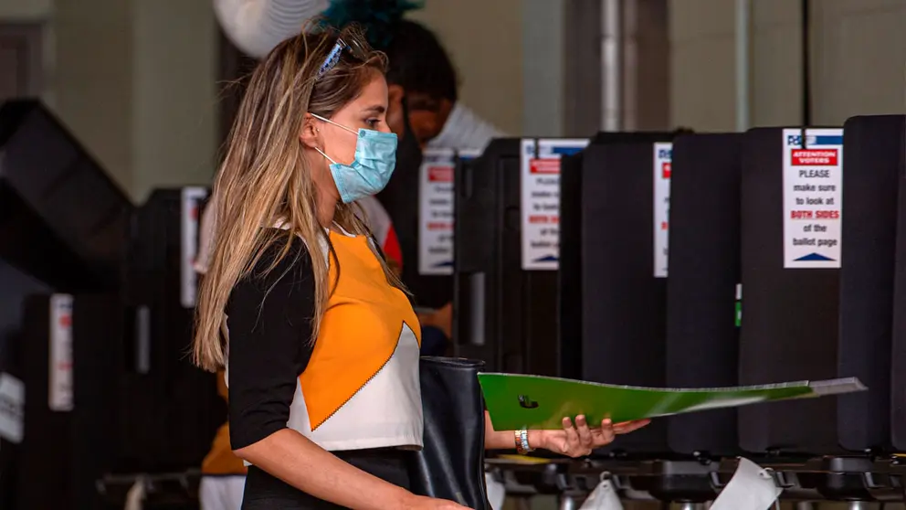 Una mujer llena su papeleta de votación este martes en el centro de votación en Miami Beach, Florida. EFE