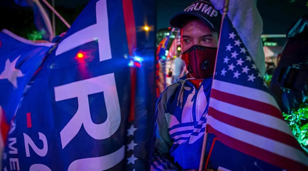 Simpatizantes de Donald Trump sostienen pancartas y banderas a favor del mandatario en Miami, Florida (EEUU). EFE