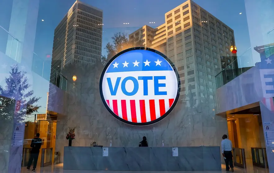 Un letrero electr&oacute;nico en el vest&iacute;bulo de un edificio de oficinas del centro insta a los ciudadanos a votar en las elecciones presidenciales hoy, en Atlanta, Georgia. EFE