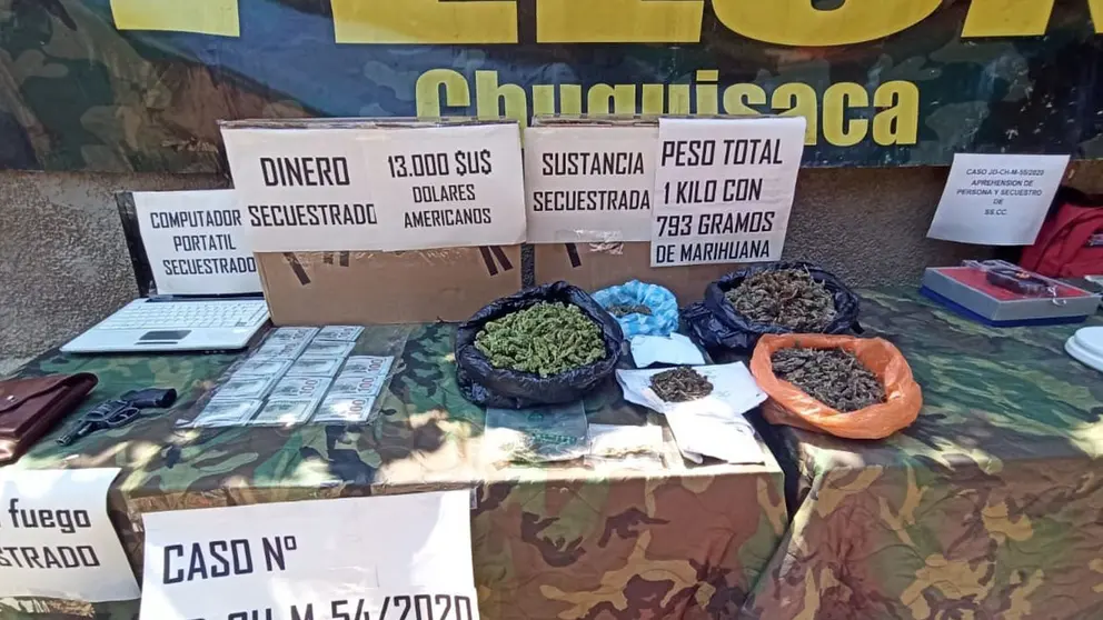 Exponen la droga decomisada en los operativos en Chuquisaca. FELCN Chuquisaca