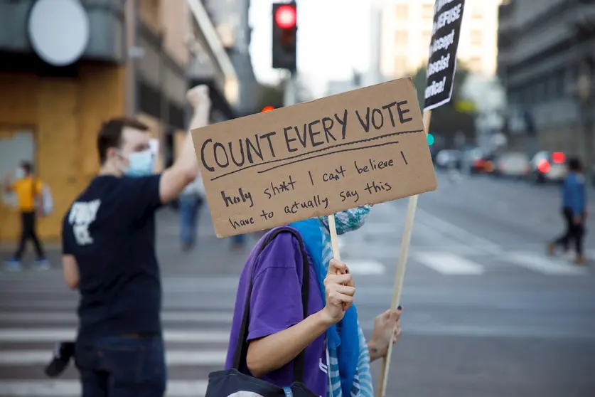 Los manifestantes sostienen carteles que apoyan el recuento total de votos en las elecciones presidenciales de EEUU. Durante un mitin en Los &Aacute;ngeles, California, EEUU.
