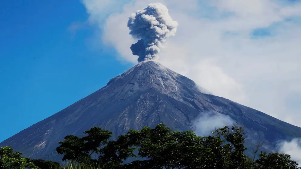 Vista general de una erupci&oacute;n del volc&aacute;n de Fuego, desde San Miguel Los Lotes (Guatemala). EFE