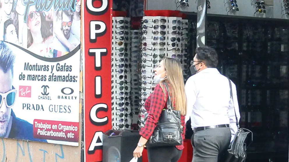 Una óptica exibe sus productos a los clientes. ARCHIVO