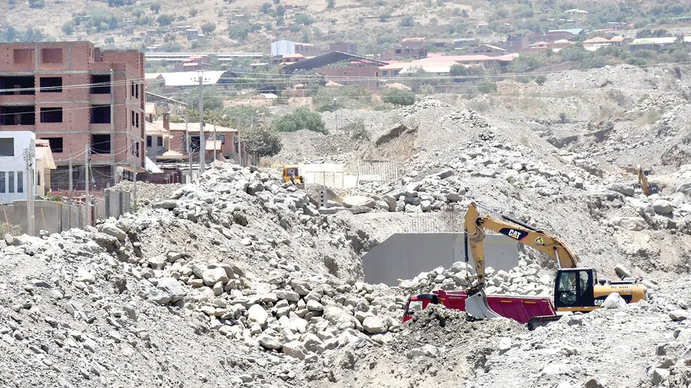 Los trabajos de dragado  en el río Taquiña, en Tiquipaya. NOÉ ORTUGAL