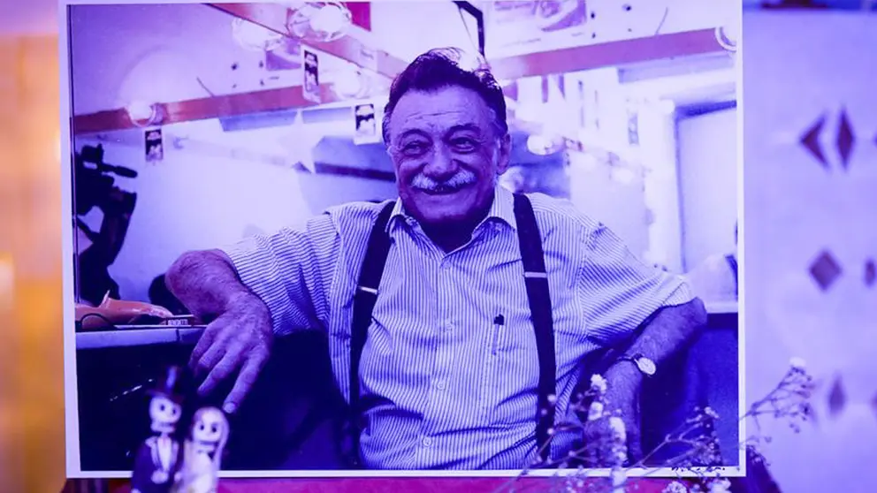 Un altar en homenaje al escritor uruguayo Mario Benedetti durante la conmemoración del Día de Muertos, en Montevideo. EFE
