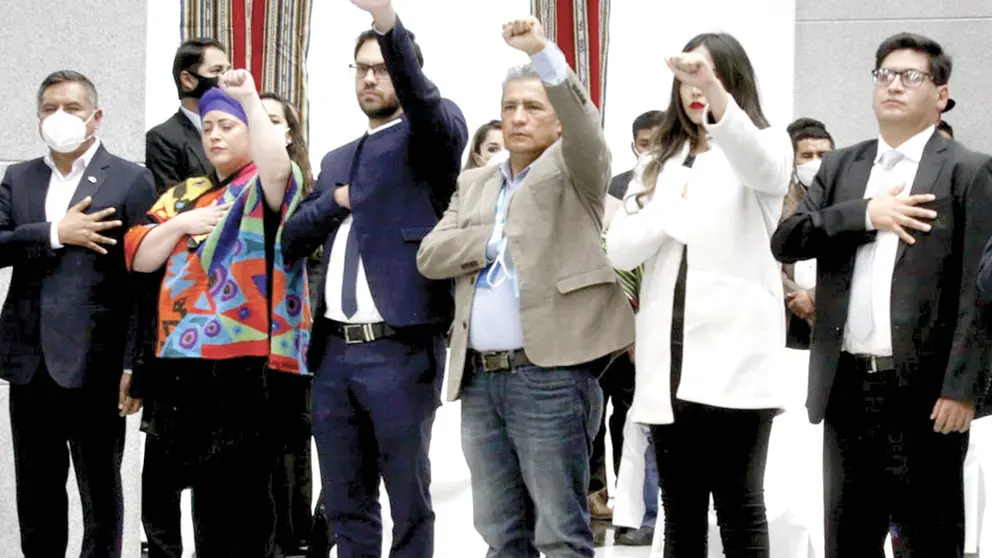 En el centro, el ministro de Defensa, Edmundo Novillo. A su lado, el jefe de la cartera de Gobierno, Carlos Eduardo del Castillo. ABI
