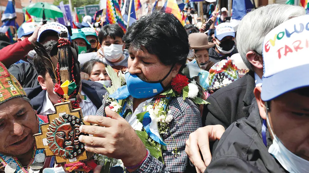 Evo Morales,  rodeado por sus seguidores, en Villazón. EFE