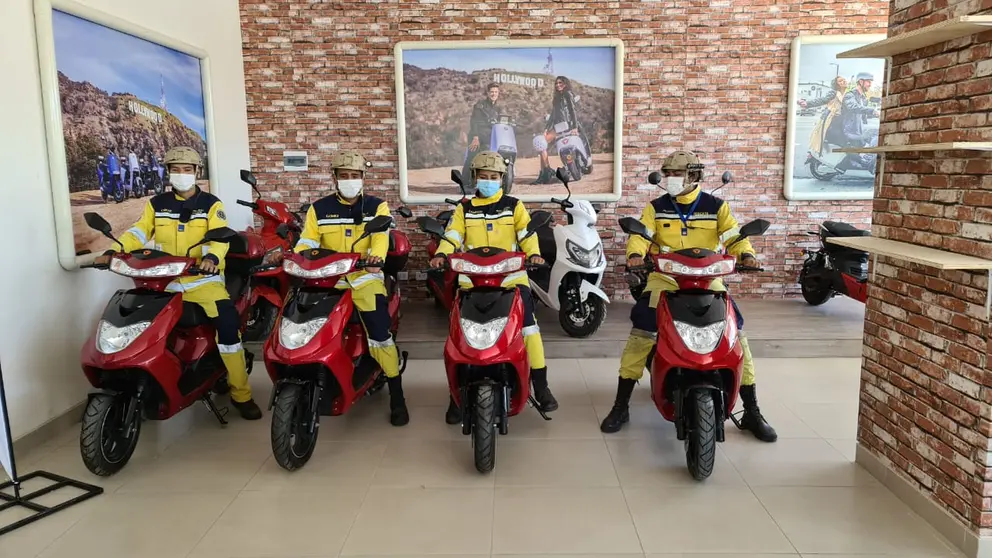 Momento en el que los voluntarios de GEOS reciben las motos el&eacute;ctricas. GEOS