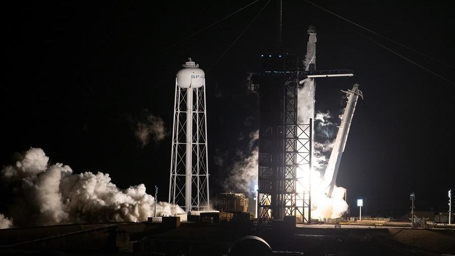 El cohete Falcon 9 de SpaceX con la c&aacute;psula Dragon encima despeg&oacute; desde Cabo Ca&ntilde;averal (Florida). EFE