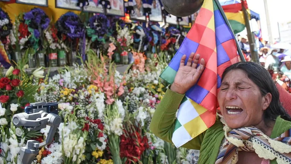 Una de las dolientes llora frente a los nichos de los ca&iacute;dos en Sacaba. Dico Sol&iacute;s