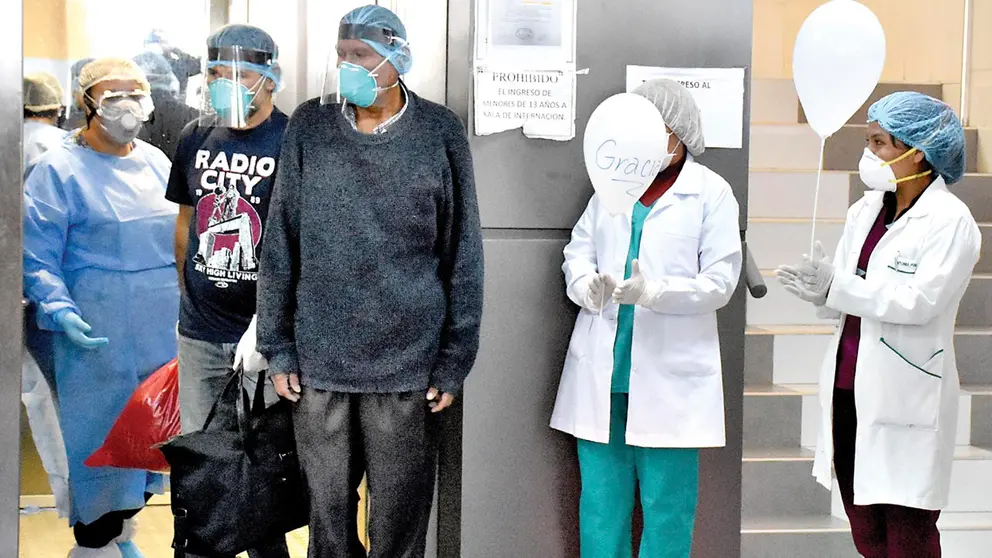 Una persona que superó el coronavirus sale de un hospital público de Cochabamba. Dico Solís