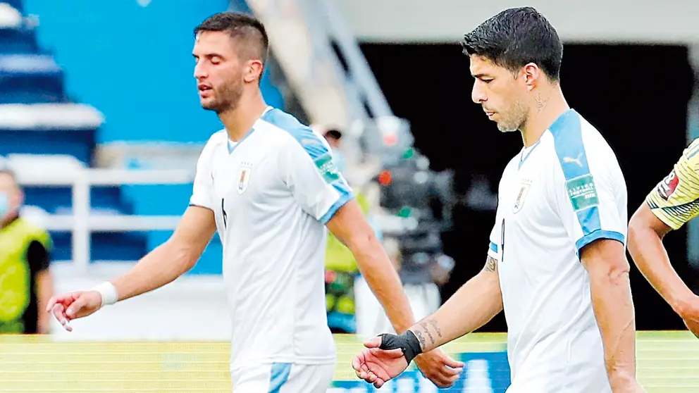 Luis Suárez (d), delantero de los charrúas. EFE