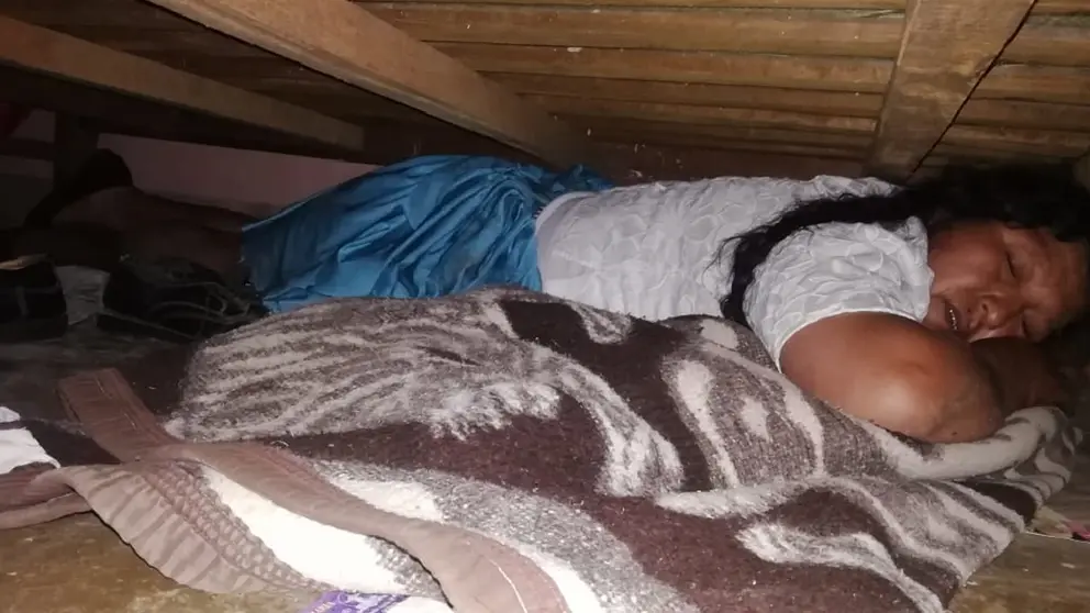 La alcaldesa de Sipe Sipe, Mar&iacute;a Heredia, escondida debajo de una cama. &Aacute;ngela Nogales