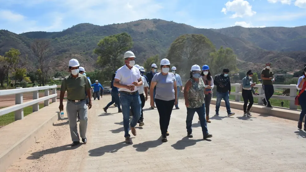 El presidente de la FED, Javier Bellot, junto a la Gobernadora, Esther Soria en el puente Vila Vila. Gobernaci&oacute;n de Cochabamba