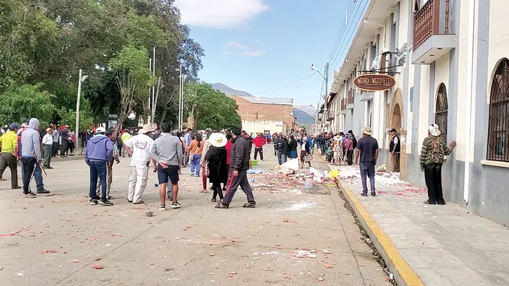 Padres de familia y mineros se enfrentan en puertas de la Alcaldía de Mizque, el viernes. CortesÍa