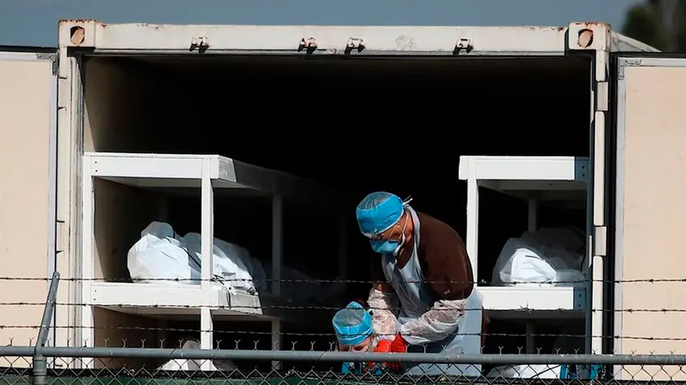 600 muertos por la pandemia permanecen en congeladores. EFE
