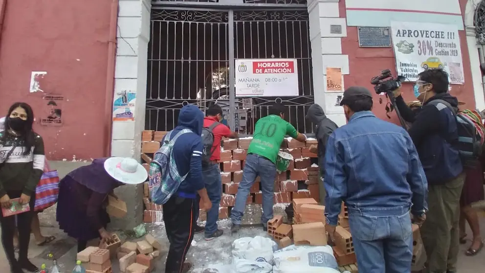 Padres de familia cierran el ingreso a una dependencia municipal, en Cochabamba. DICO SOLIS