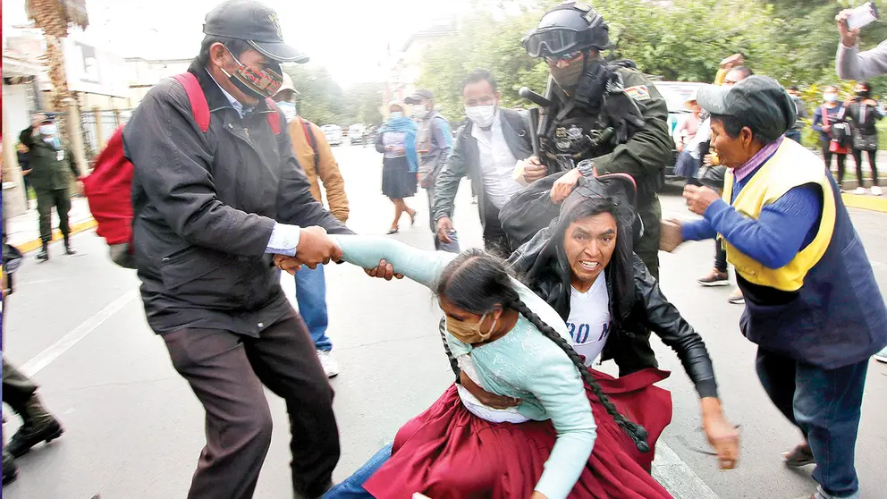 Padres de familia  en las protestas de este lunes en la ciudad de Cochabamba. APG