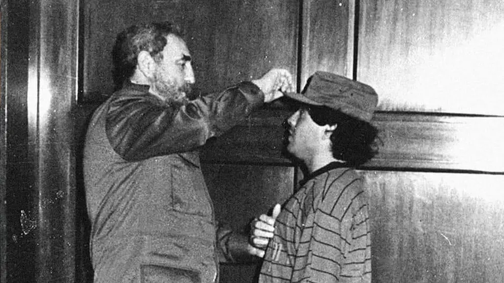Imagen de Fidel Castro con Diego Maradona compartida por la cuenta de Twitter del partido FARC.