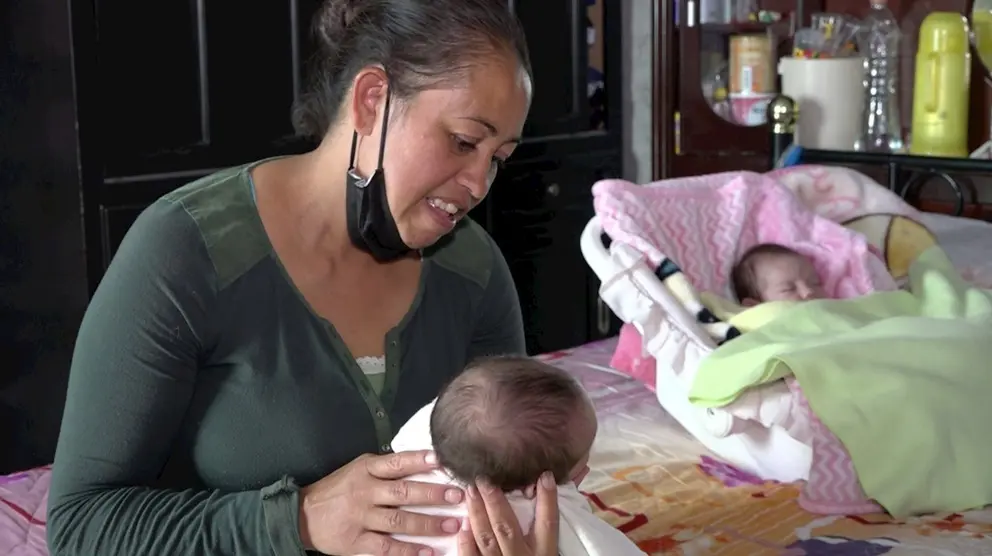 La madre mexicana Carolina atiende a sus beb&eacute;s, este mi&eacute;rcoles 25 de noviembre de 2020 en Quer&eacute;taro (M&eacute;xico). EFE
