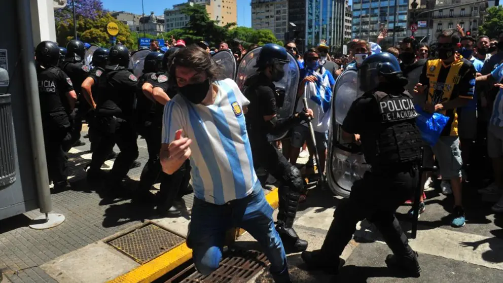 Incidentes en la despedida de Diego Maradona: la Polic&iacute;a cerr&oacute; la fila y se enfrent&oacute; con los fan&aacute;ticos. Foto cortes&iacute;a de Clar&iacute;n