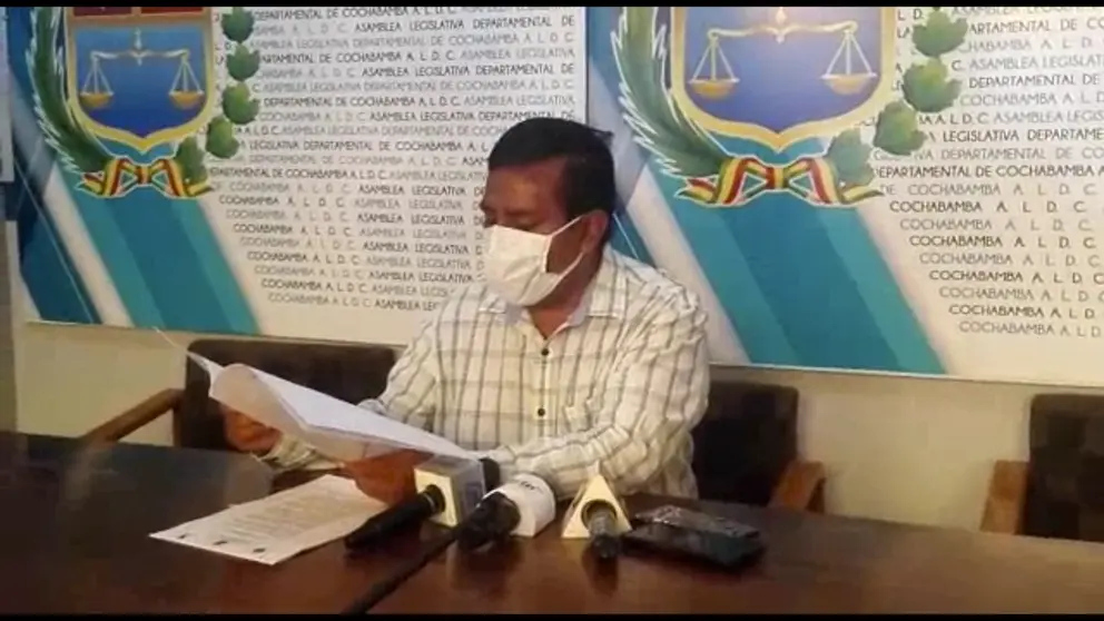 El asambleísta demócrata Freddy Gonzales, durante una conferencia de prensa.