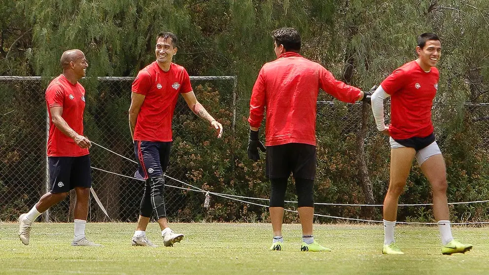 Los jugadores de Wilstermann conversan antes de iniciar las prácticas. APG