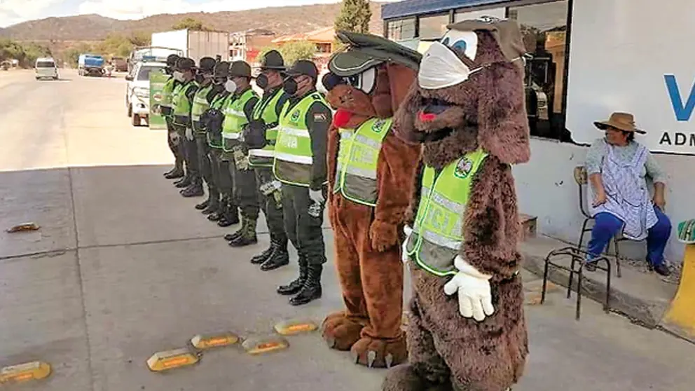 Paquito formando con uniformados de la Patrulla Caminera en Suticollo. Frecuencia Policial