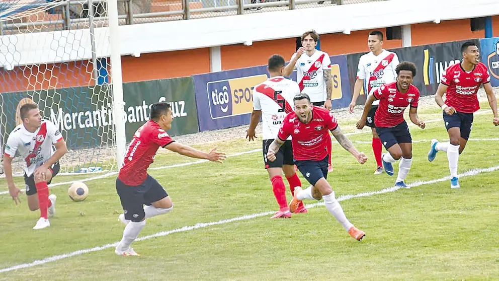 Alejandro Meleán celebra el gol del triunfo frente a Nacional Potosí, en Sacaba. NOÉ PORTUGAL