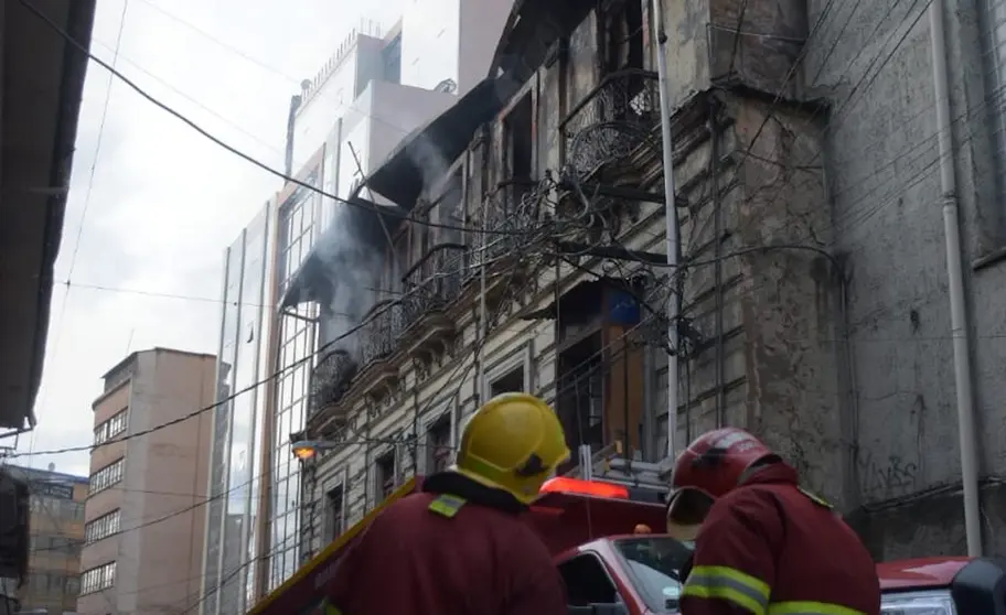 Efectivos de la unidad de bomberos observan el incendio en un edificio en La Paz.