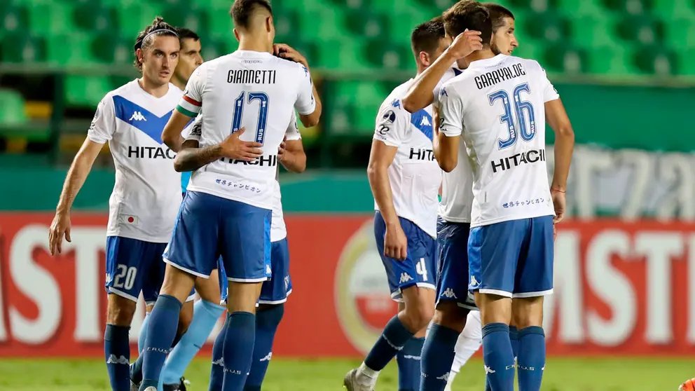 Jugadores de Vélez celebran hoy tras vencer a Deportivo Cali, durante un partido por los octavos de final de la Copa Sudamericana 2020. EFE