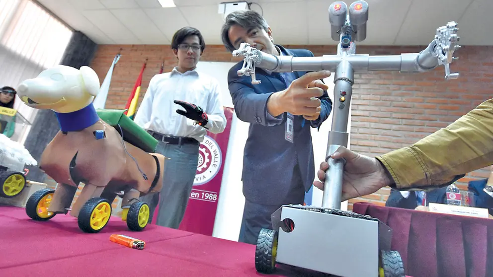 Estudiantes de una universidad privada de Cochabamba exponen sus desarrollos tecnológicos. Dico Solís