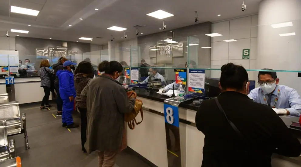 Varias personas realizan transacciones en bancos./ ARCHIVO