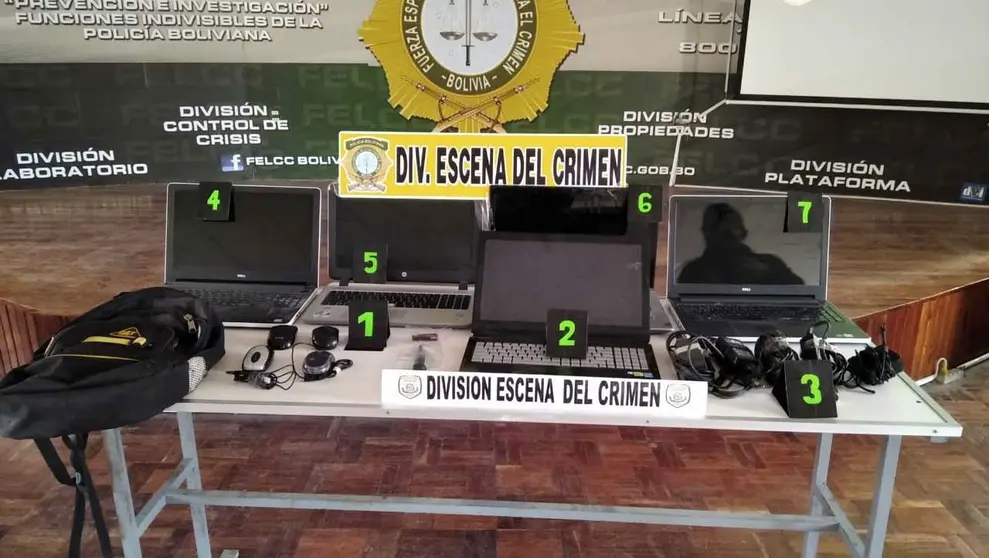 Las computadoras recuperadas expuestas por la Polic&iacute;a. ERBOL