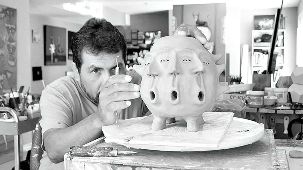 El artista orureño Marcelo Suaznabar en su estudio en Ontario, Canadá.   CORTESÍA
