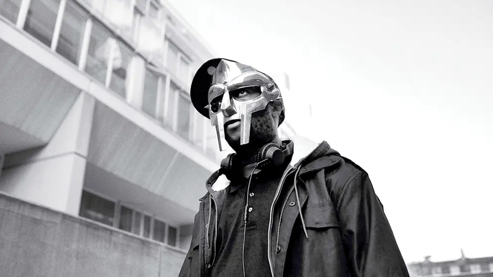 Daniel Dumile, MC y productor&nbsp;estadounidense&nbsp;de&nbsp;hip hop&nbsp;nacido en el&nbsp;Reino Unido&nbsp;que ha tomado varios alias durante su carrera, de los cuales&nbsp;MF DOOM&nbsp;es el m&aacute;s notable.   INTERNET