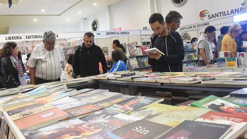 Personas acuden a la Feria del Libro. ARCHIVO