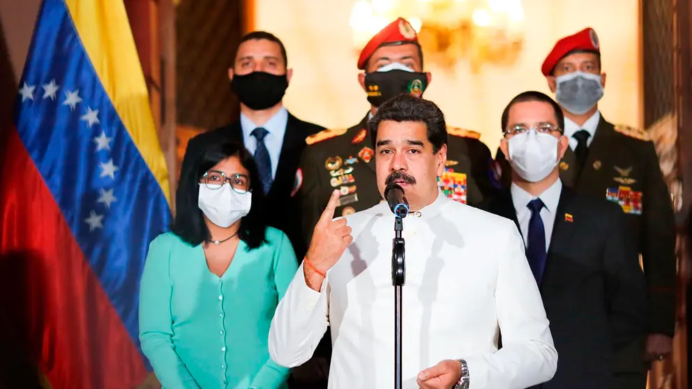 El presidente de Venezuela Nicolas Maduro junto a ministros de gabinete. EFE