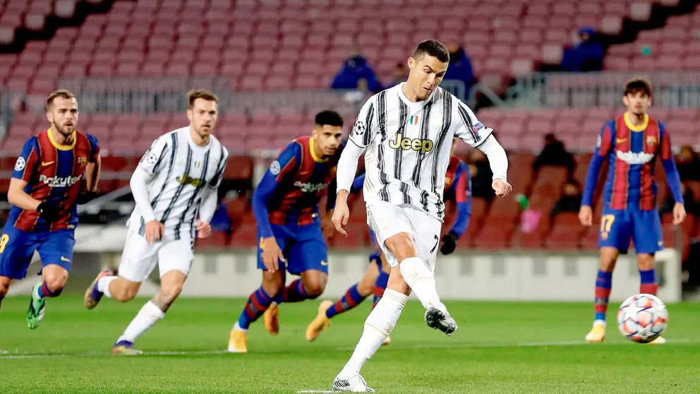 El delantero portugués del Juventus Cristiano Ronaldo consigue de penalti el primer gol de su equipo ante el Barcelona durante el partido de la jornada final de la fase de grupos de la Liga de Campeones en el Camp Nou. EFE