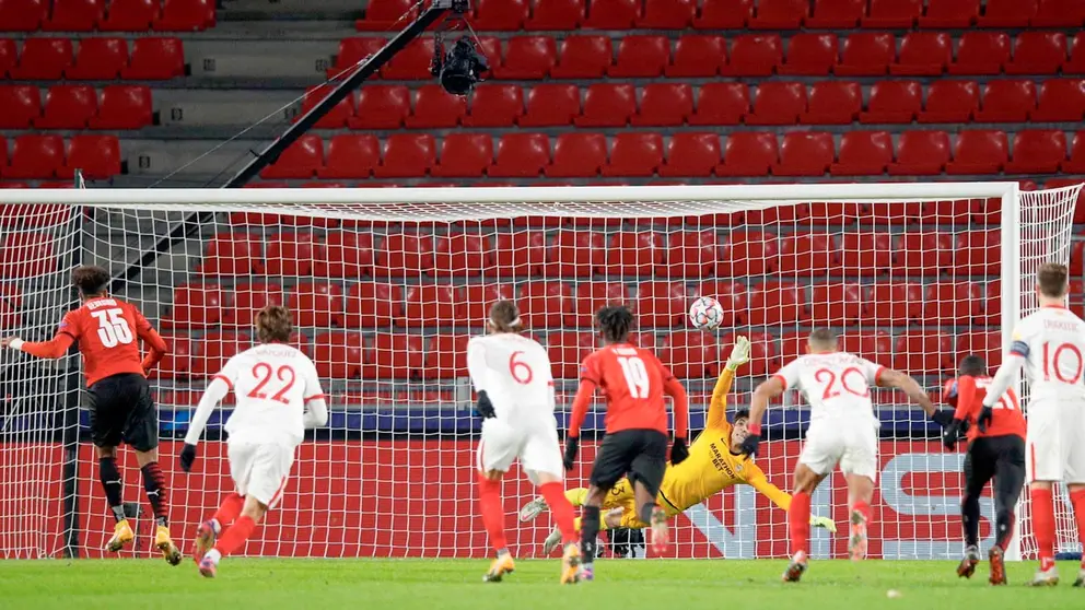 Georginio Rutter de Rennes anota el 1-3 pasado al portero del Sevilla Yassine Bounou durante el partido de fútbol del grupo E de la Liga de Campeones de la UEFA. EFE