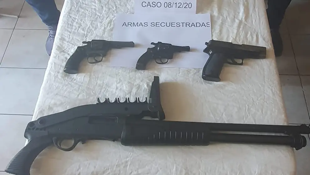 Las armas decomisadas presentadas por la Polic&iacute;a. ABI