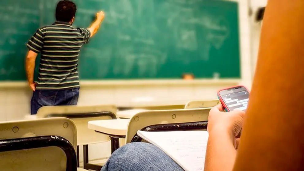 Fotografía ilustrativa de una estudiante en clases. Pixabay